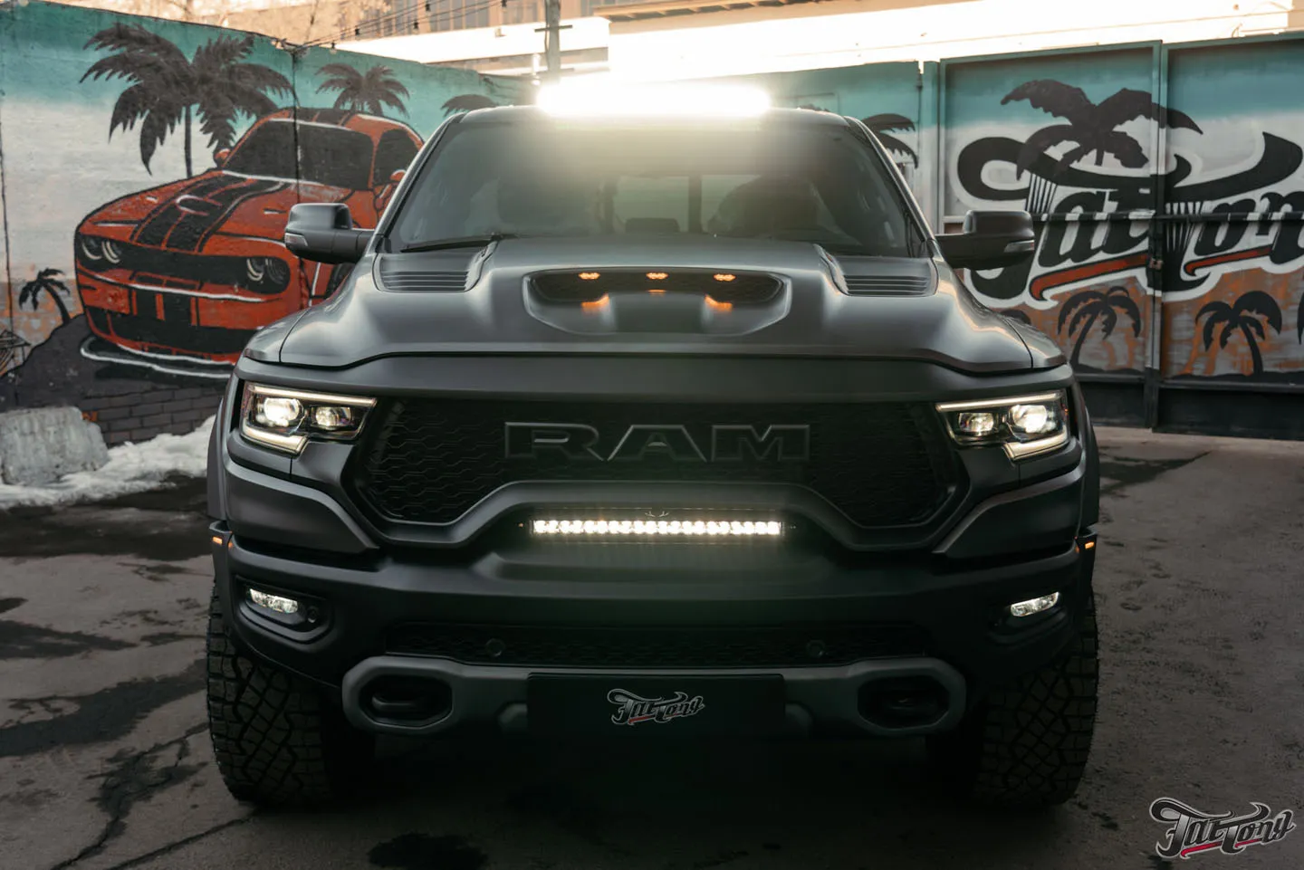 Оклеили RAM TRX матовым полиуретаном, выполнили комплексную шумоизоляцию салона и установили дополнительное освещение Rigid